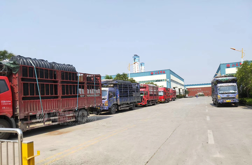 加快新農村旱廁改造，六車三格化糞池集中發貨